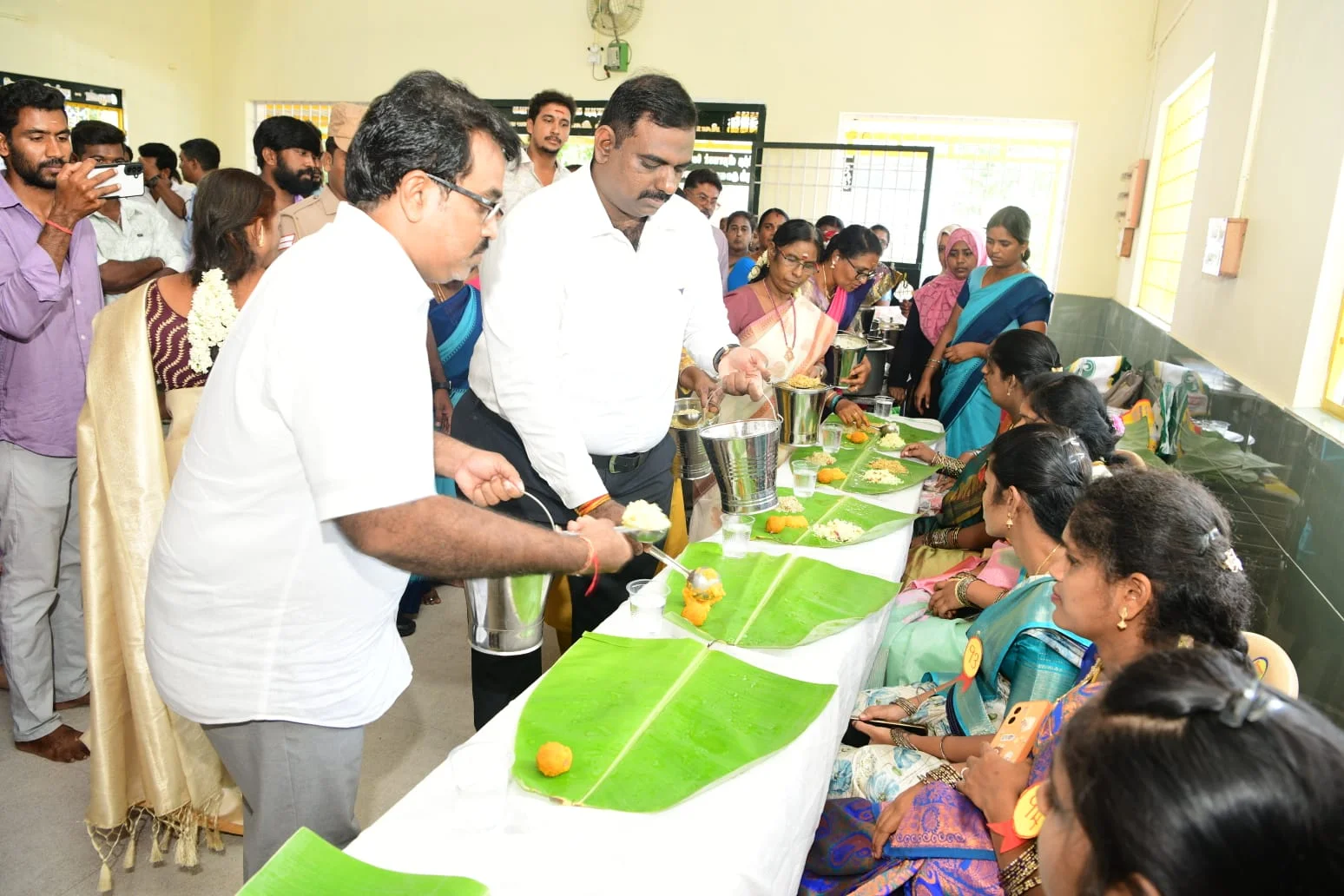 கிருஷ்ணகிரியில் சமுதாய வளைகாப்பு: 100-க்கும் மேற்பட்ட கர்ப்பிணிகளுக்கு கலெக்டர், எம்.எல்.ஏ சீர்வரிசை!