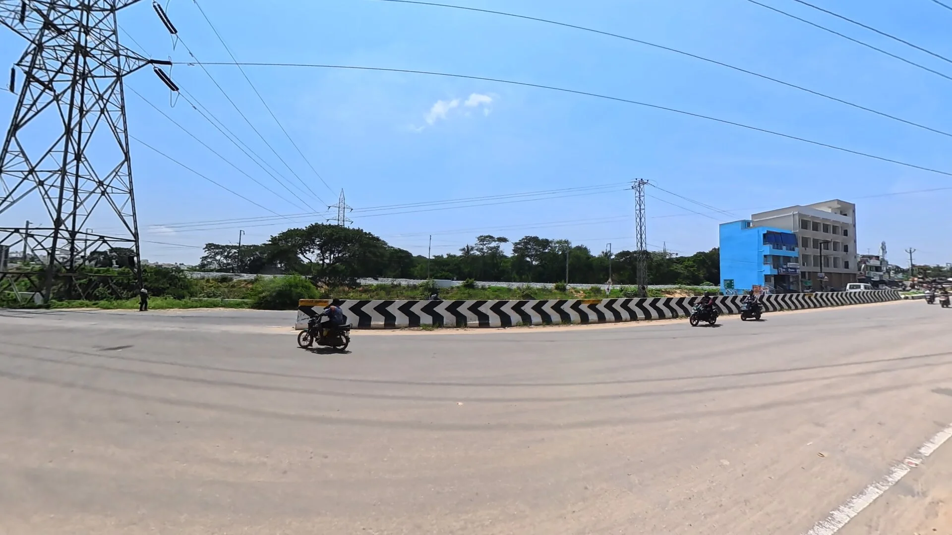 ஓசூர் தளி சாலை திடீரென மூடப்பட்டதன் மர்மம் என்ன? இதுவரை ஓசூர் வரலாற்றில் இல்லாதது! வெந்த புண்ணில் வேல் பாய்ச்சுவது போன்றது என புலம்பும் மக்கள்!